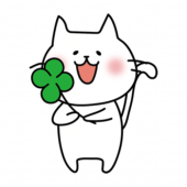 四つ葉のクローバーを持っている白い猫