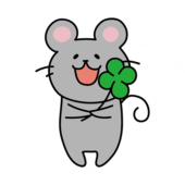 四つ葉のクローバーを持っているネズミ