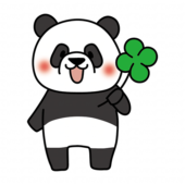 四つ葉のクローバーを持っているパンダ