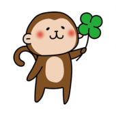 四つ葉のクローバーを持っている猿