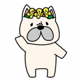 頭に花冠をつけたフレンチブルドッグ