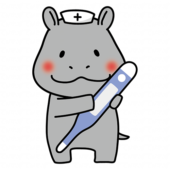 大きな体温計を持っているナースキャップをかぶったカバ