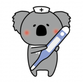 大きな体温計を持っているナースキャップをかぶったコアラ