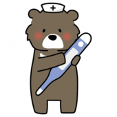 大きな体温計を持っているナースキャップをかぶったクマ
