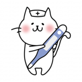 大きな体温計を持っているナースキャップをかぶった白い猫