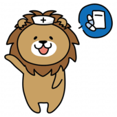 薬の説明をするナースキャップをかぶったライオン