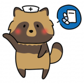 薬の説明をするナースキャップをかぶったタヌキ