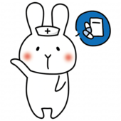 薬の説明をするナースキャップをかぶった白いうさぎ