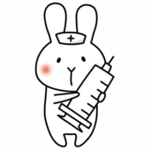 大きな注射器を持っているナースキャップをかぶった白いうさぎ