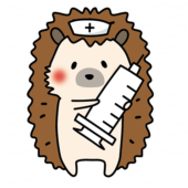 大きな注射器を持っているナースキャップをかぶったハリネズミ