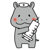 大きな注射器を持っているナースキャップをかぶったカバ