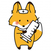 大きな注射器を持っているナースキャップをかぶったキツネ