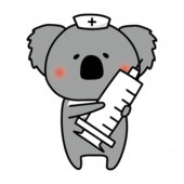 大きな注射器を持っているナースキャップをかぶったコアラ