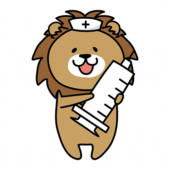 大きな注射器を持っているナースキャップをかぶったライオン