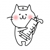 大きな注射器を持っているナースキャップをかぶった白い猫