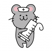 大きな注射器を持っているナースキャップをかぶったネズミ