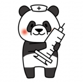 大きな注射器を持っているナースキャップをかぶったパンダ