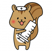 大きな注射器を持っているナースキャップをかぶったリス