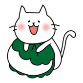 柏餅の上に乗っかる白い猫