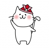 兜をかぶった白い猫