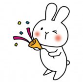 パーティーでクラッカーを鳴らす白いうさぎ