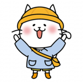 通園帽子と通園バッグを持っている白い猫