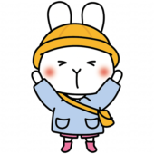 通園帽子と通園バッグを持っている白いうさぎ