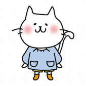 スモックを着た白い猫