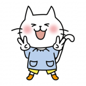 ピースするスモックを着た白い猫