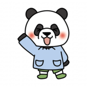 片手をあげているスモックを着たパンダ