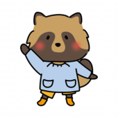 片手をあげるスモックを着たタヌキ