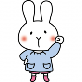 ガッツポーズをしているスモックを着た白いうさぎ