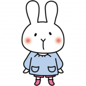 スモックを着た白いうさぎ