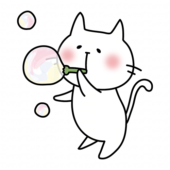 シャボン玉で遊ぶ白い猫