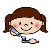 歯磨き粉を歯ブラシに出している子供（女の子）