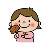 大きな唐揚げを持っている子供（女の子1）