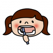 右下の奥歯を歯磨きする子供（女の子）