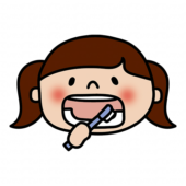 左下の奥歯を歯磨きする子供（女の子）