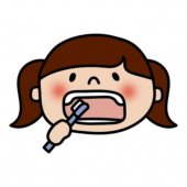 右上の奥歯を歯磨きする子供（女の子）