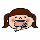 左上の奥歯を歯磨きする子供（女の子）