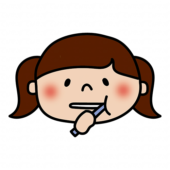 左の奥歯の側面を歯磨きする子供（女の子）