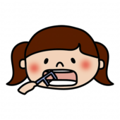 フロスを使って歯を綺麗にする子供（女の子）