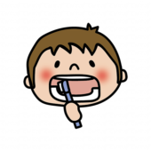 右下の奥歯を歯磨きする子供（男の子）