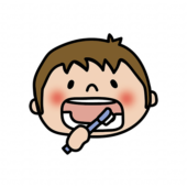 左下の奥歯を歯磨きする子供（男の子）