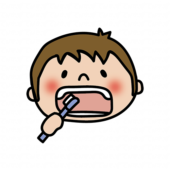 右上の奥歯を歯磨きする子供（男の子）