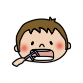 フロスを使って歯を綺麗にする子供（男の子）