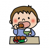 ご飯と一緒に唐揚げを食べている子供（男の子）
