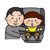 女の子をチャイルドシートに乗せているパパ