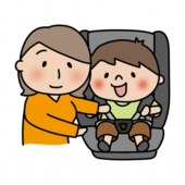 男の子をチャイルドシートに乗せているママ