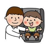 男の子をチャイルドシートに乗せているパパ